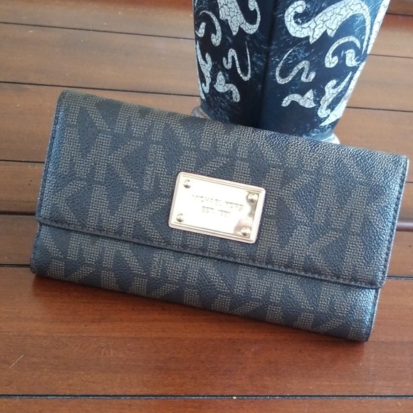 Michael Kors Handbags - MICHAEL KORS 💕 WALLET